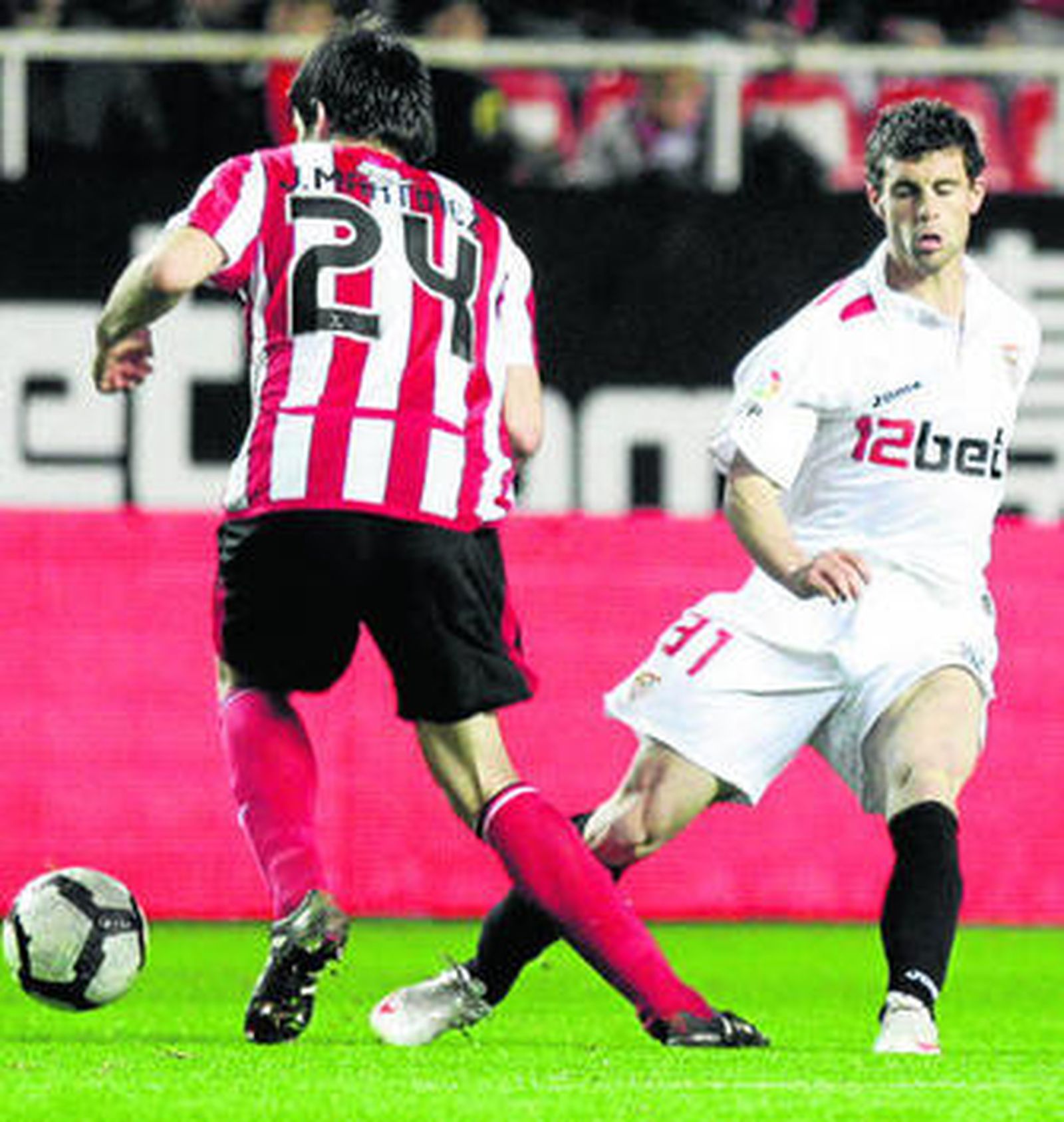 Rodri, que debutó ayer, intenta presionar la salida del balón de Javi Martínez.