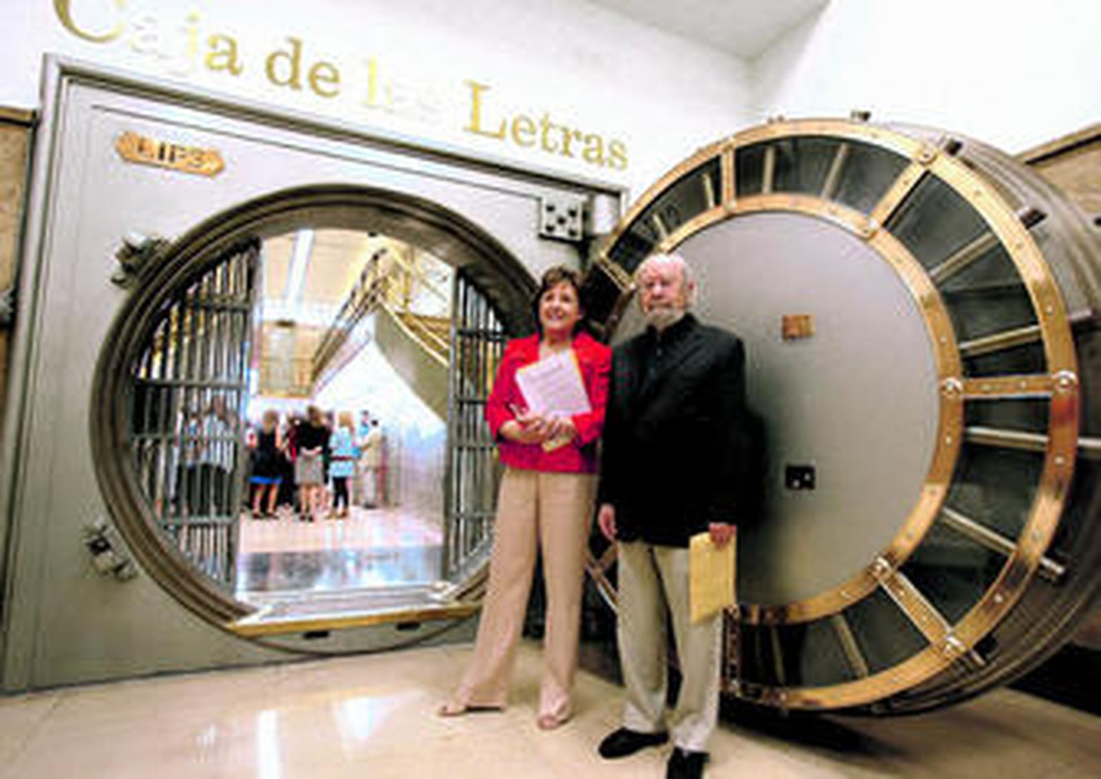 José Manuel Caballero Bonald y Carmen Caffarel, momentos antes de entregar el autor su legado, en el Instituto Cervantes, ayer.