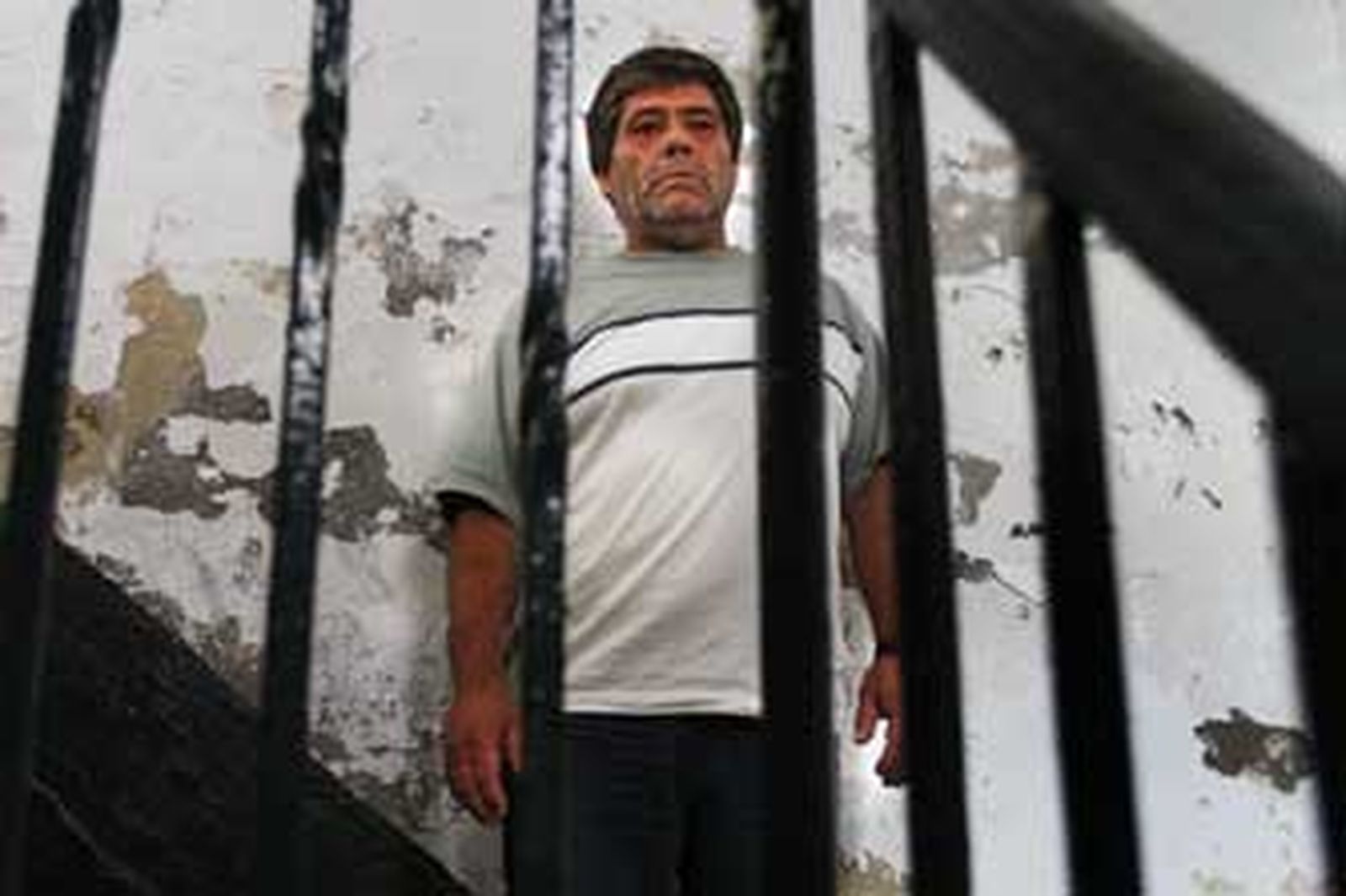 Rafael Ricardi ayer, en las escaleras de su domicilio. /Fito Carreto