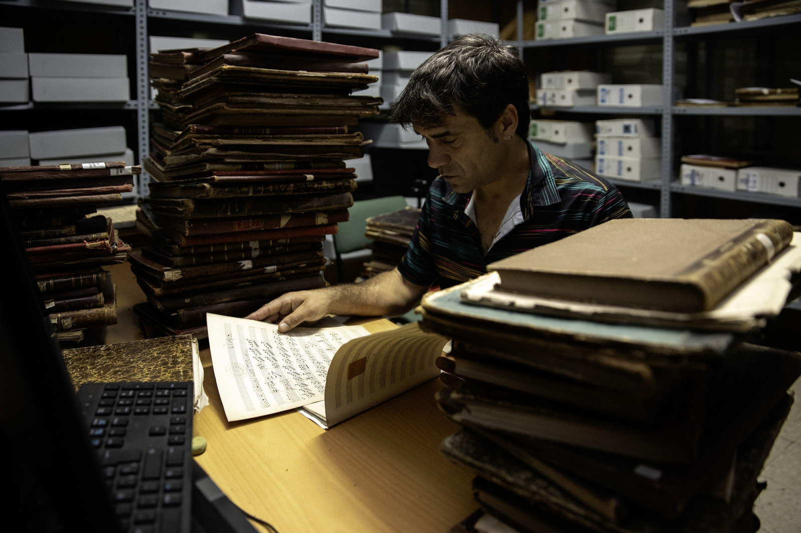 José David Guillén, uno de los profesores que altruistamente catalogan en su tiempo libre el fondo. José David Guillén, uno de los profesores que altruistamente catalogan en su tiempo libre el fondo.