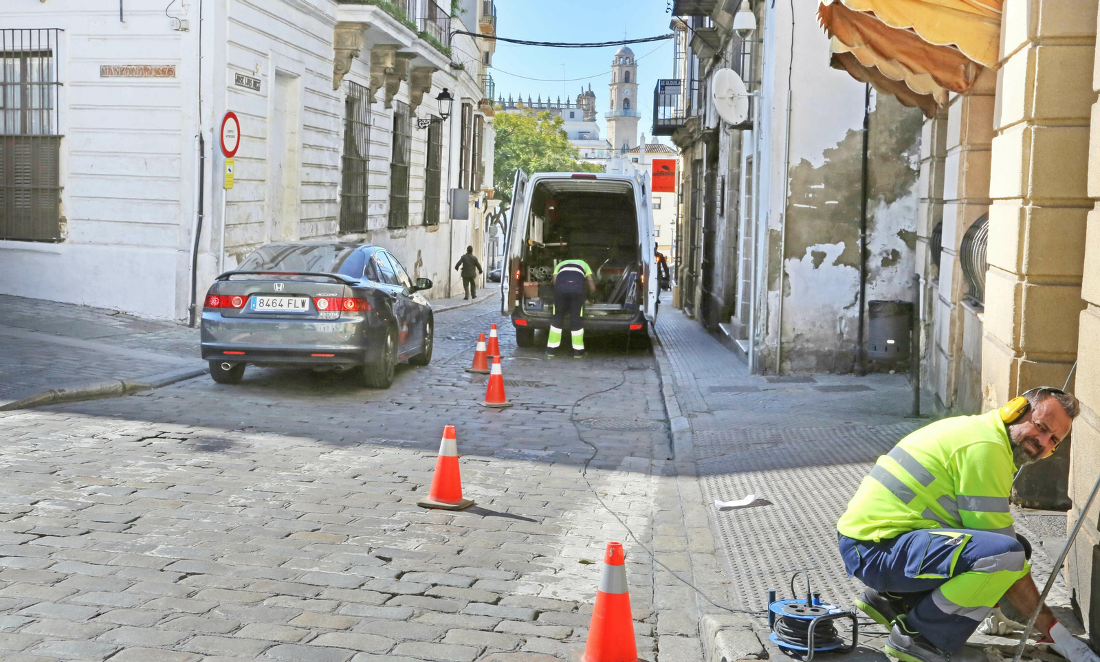 Trabajos de mantenimiento en un lateral de la plaza de la Asunción