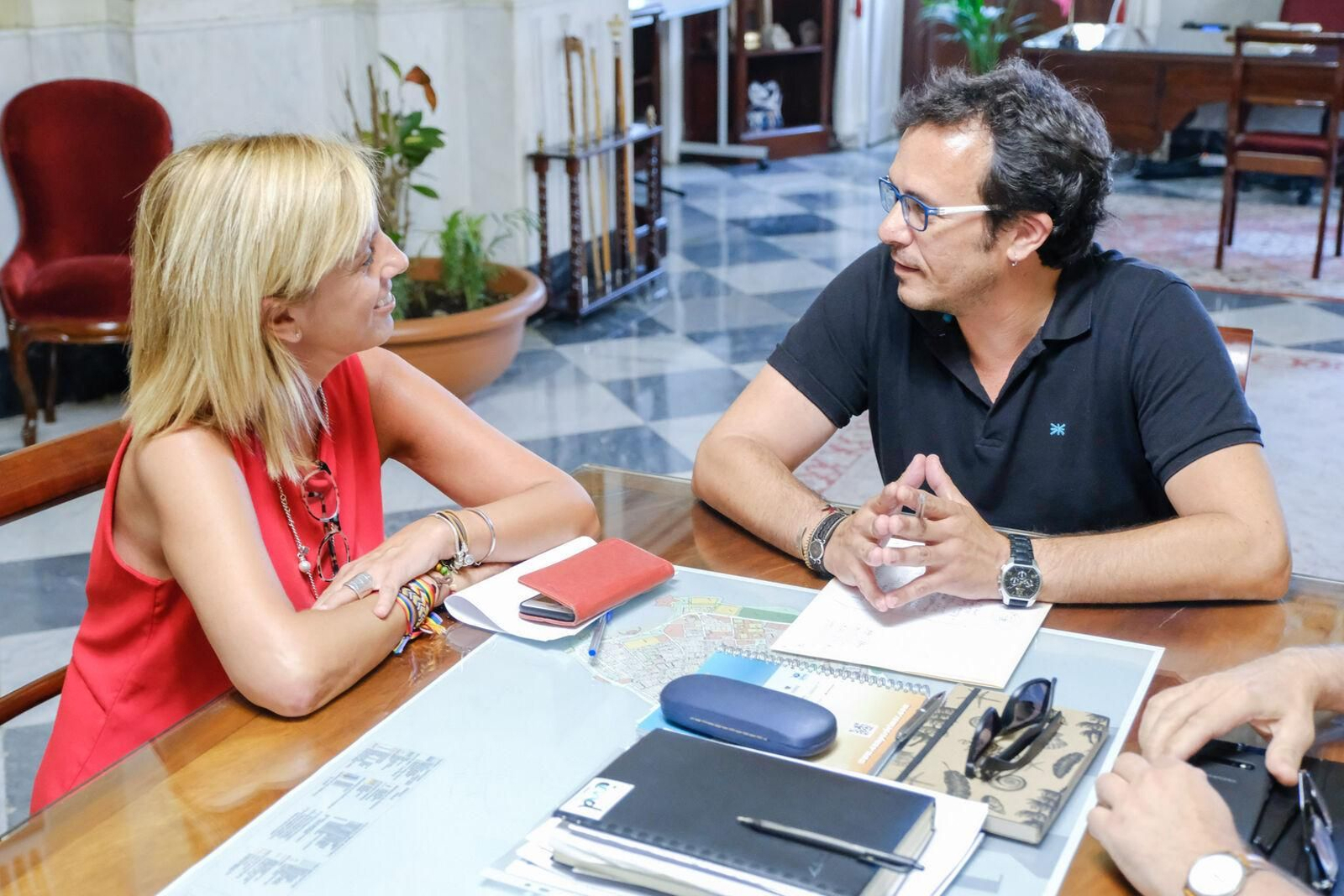 Mara Rodríguez y José María González Kichi, en una reunión a principios del actual mandato