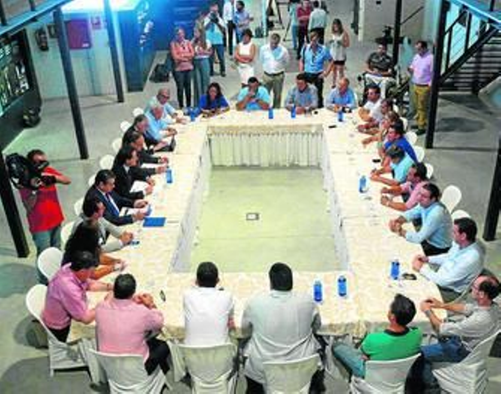 Un momento de la reunión celebrada ayer en Almonte entre el Gobierno y los agricultores.