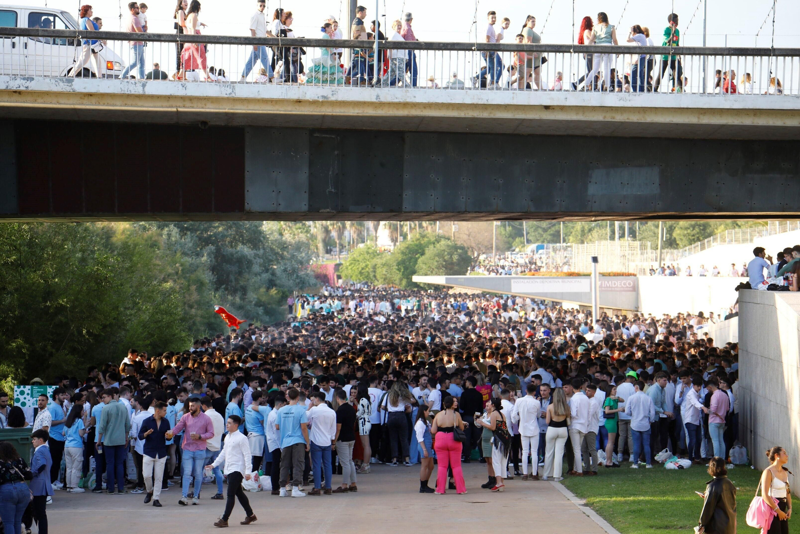 El clásico botellón del Miércoles de la Feria de Córdoba, en imágenes