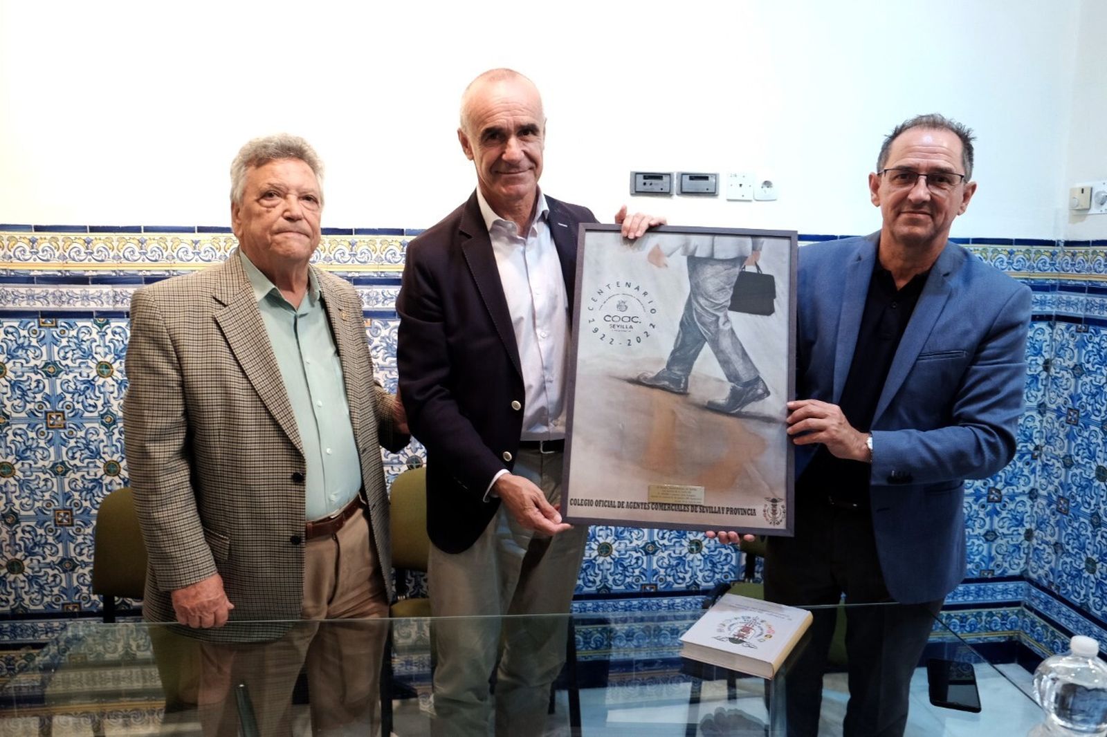 Antonio Muñoz recibe el cartel del centenario del Colegio de Agentes Comerciales.