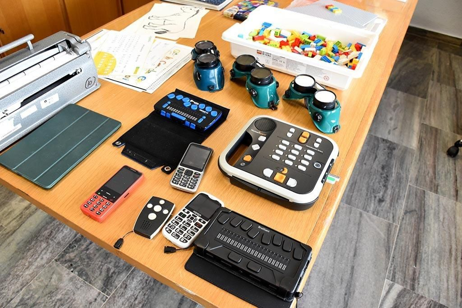 Inauguración de la Semana del Grupo Social ONCE y exposición de material educativo, braille y tiflotécnico