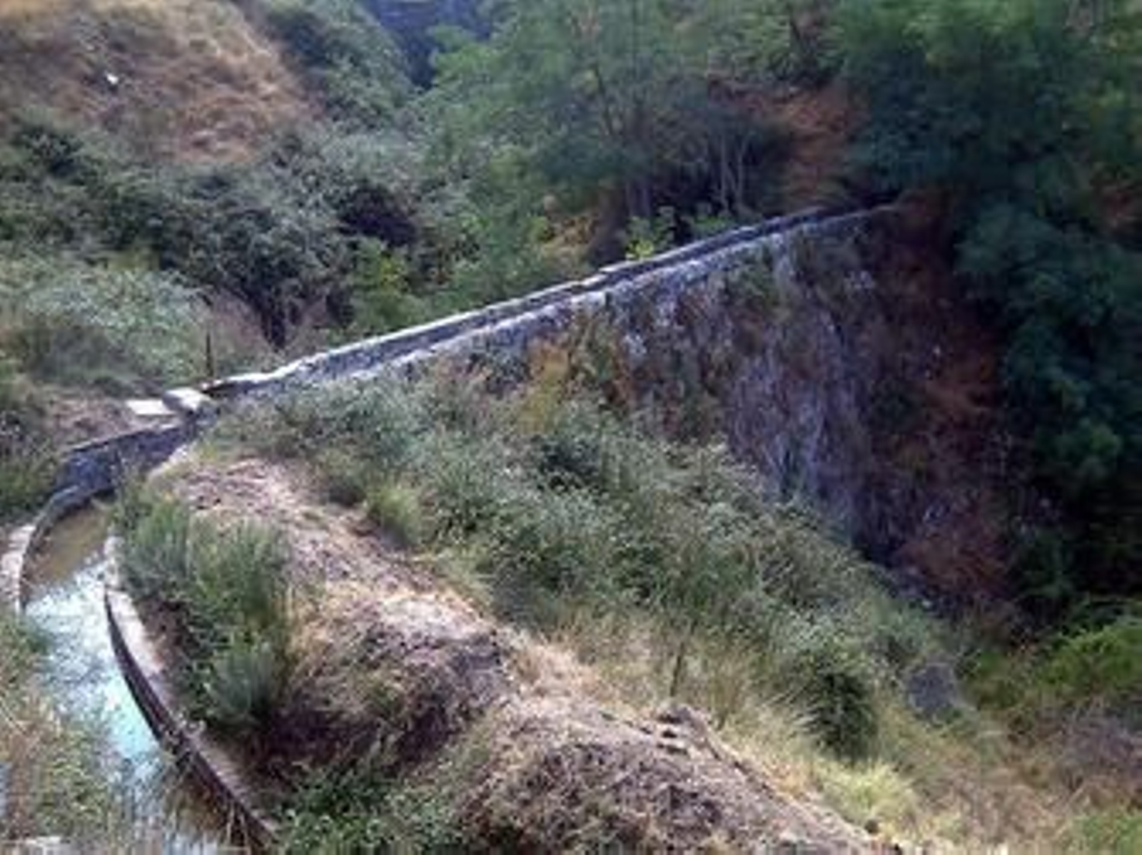 2. El cauce del Río Beiro en el año 1900. 3. La acequia de Aynadamar. /Rpo. Gráfico:  José L. Delgado.