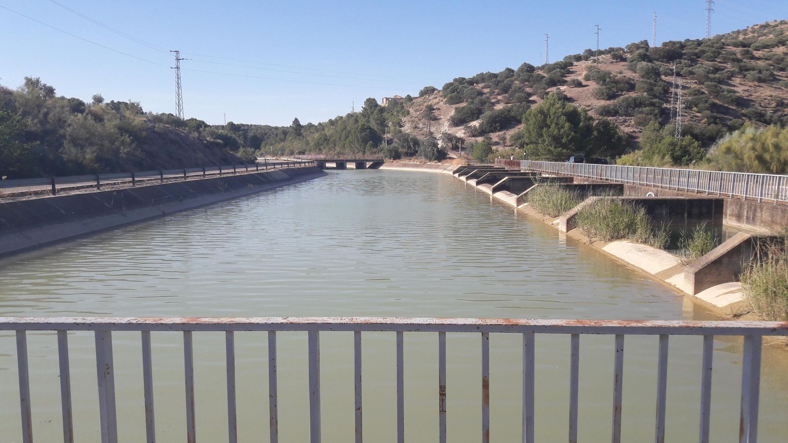 El canal Genil-Cabra, a su paso por Puente Genil.