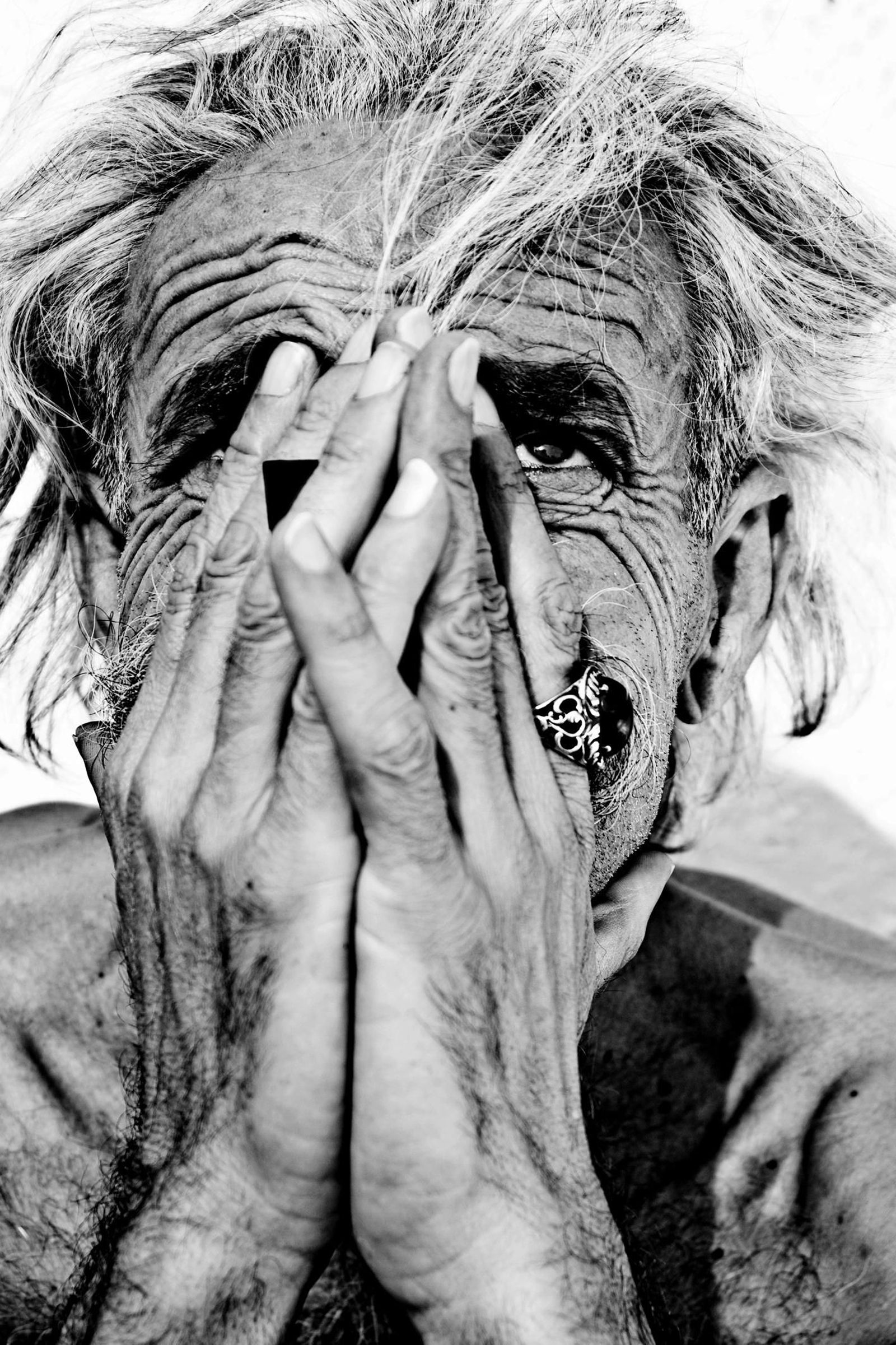 José Hinojo destaca como un maestro de elocuencia artística.