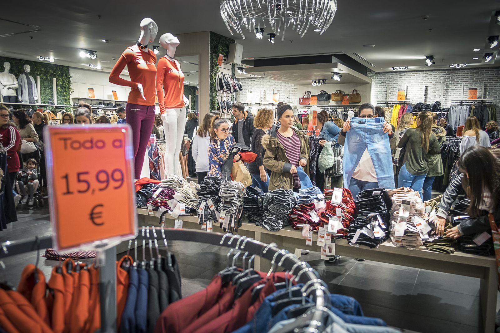 Rebajas en el centro comercial Bahía Sur, en San Fernando.
