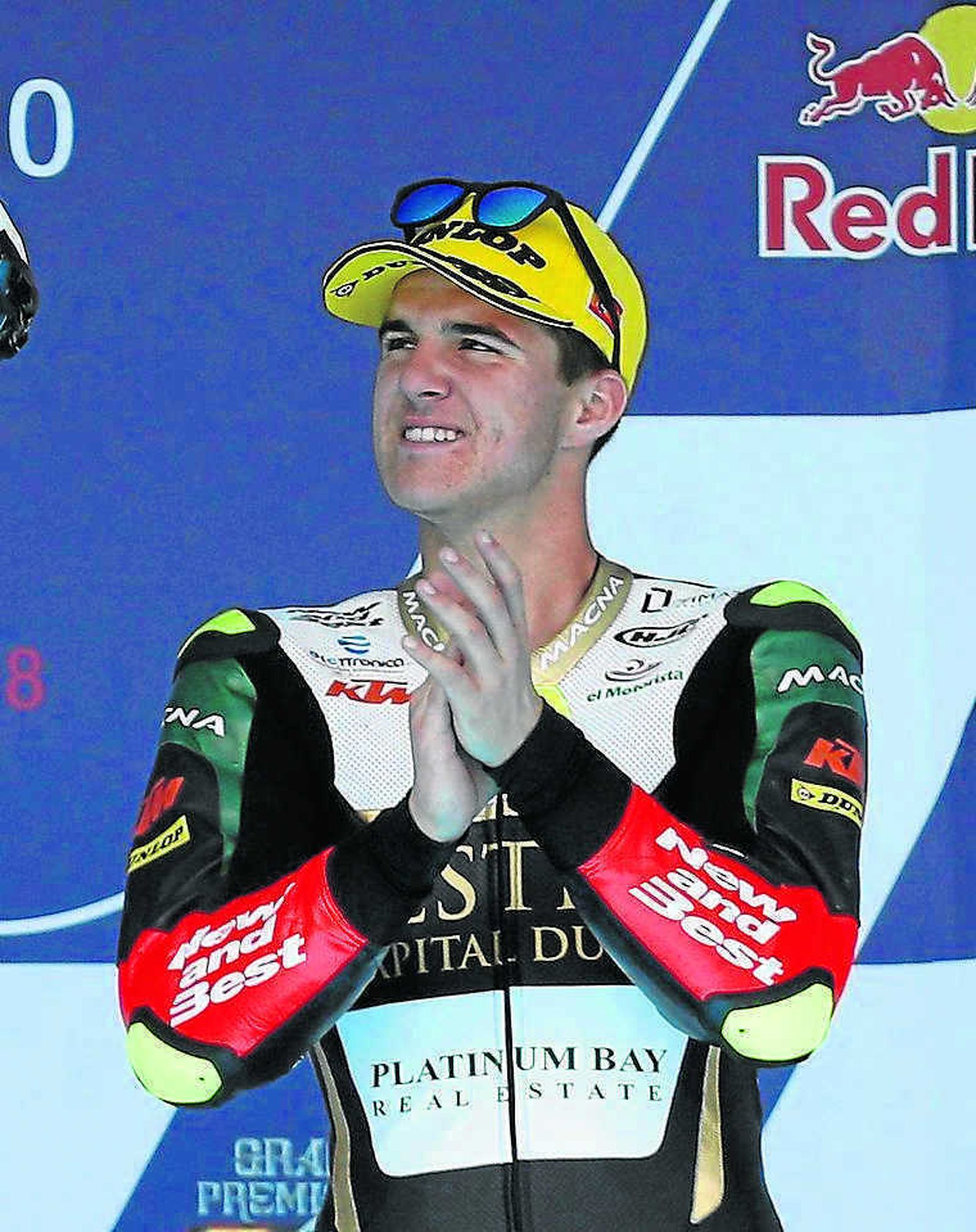 El piloto conileño Marcos Ramírez aplaude desde el podio.