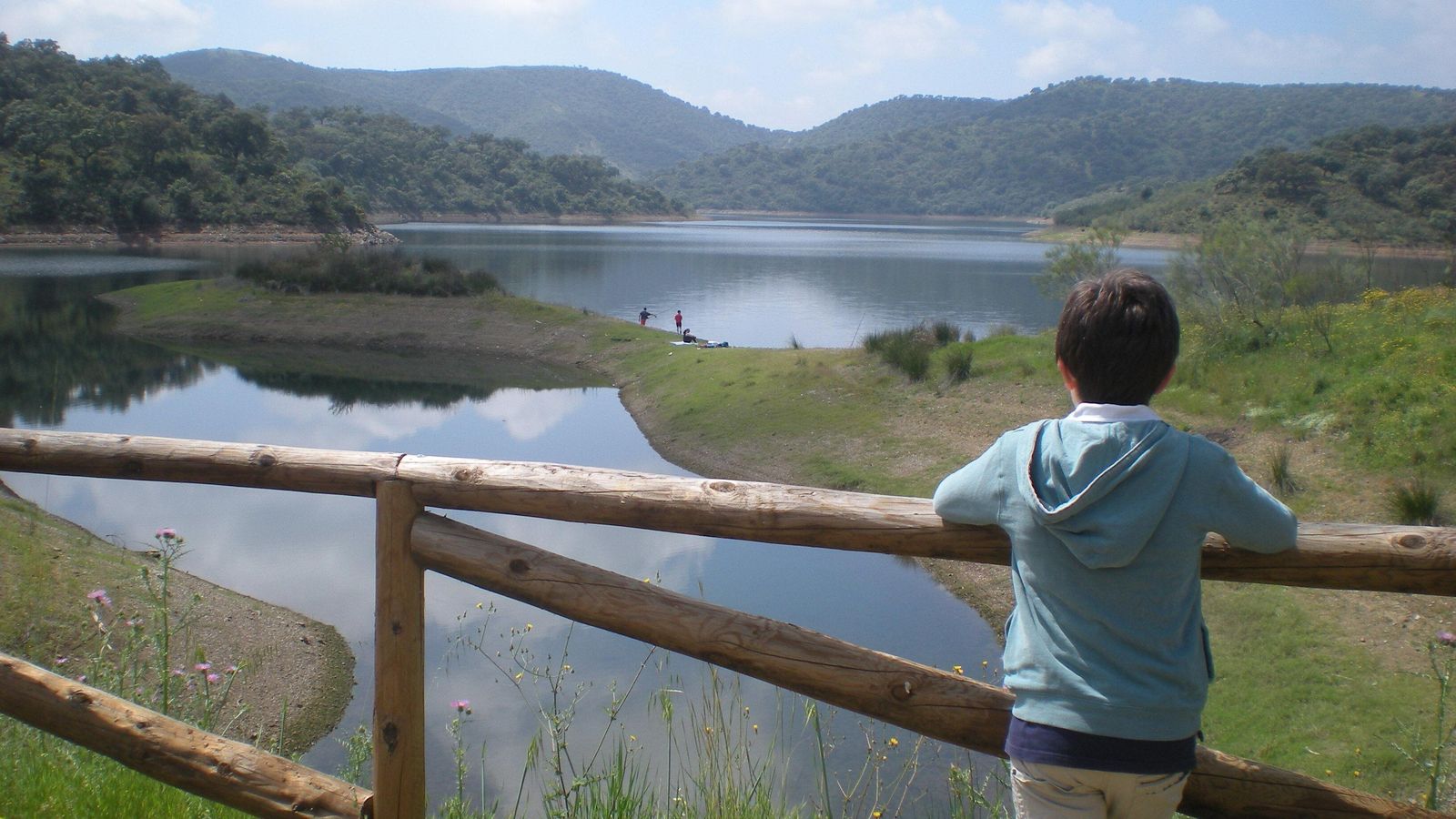 Vía Verde del Ronquillo. Junto al pantano de la Minilla y el Rivera de Huelva permite pesca, cicloturismo, senderismo y paseos a caballo y en silla de ruedas, a lo largo de 9 kilómetros (ida).