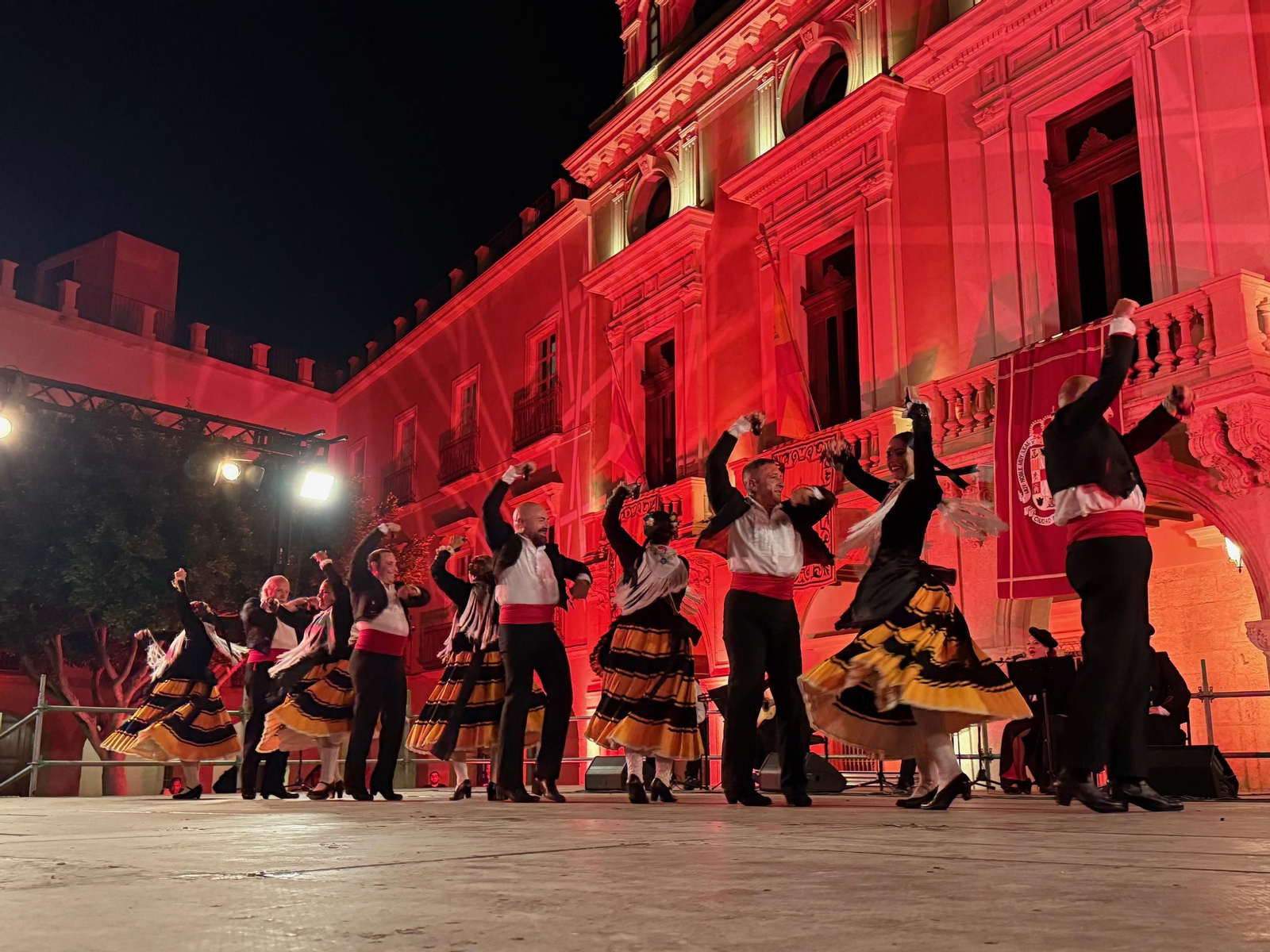 El grupo municipal de folclore Virgen del Mar durante su gran actuación en la Plaza de la Constitución.