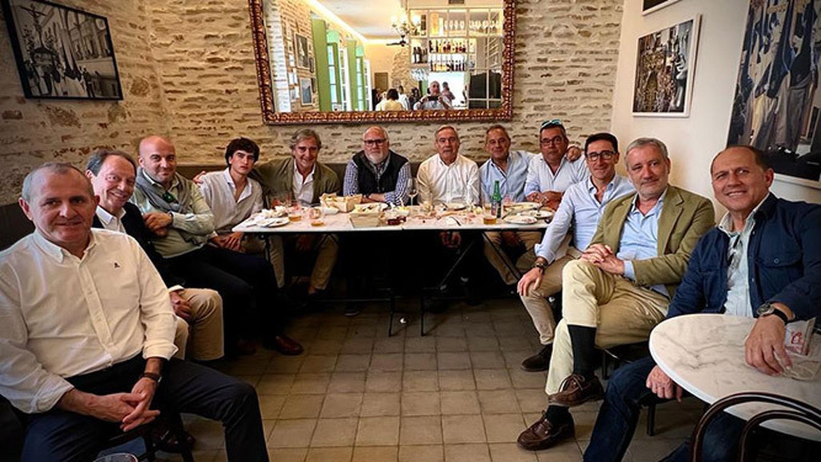El anfitrión Fernando Pérez con Paco Tinoco, Luis Machuca, Pablo Durio, Fernando Pérez Rendón, Antonio Grimaldi, Javier Díaz, Juanlu Álvarez, Antonio Merino, Manuel Ruiz, Carlos Alarcón y Francis Lucero.