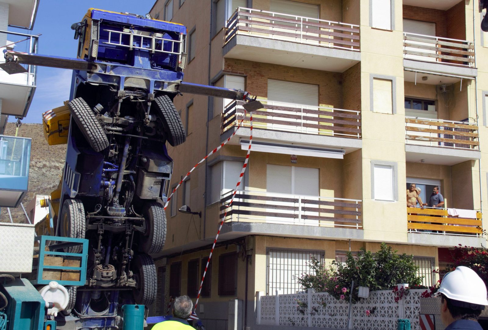 La grúa de grandes dimensiones volcada en Torrenueva