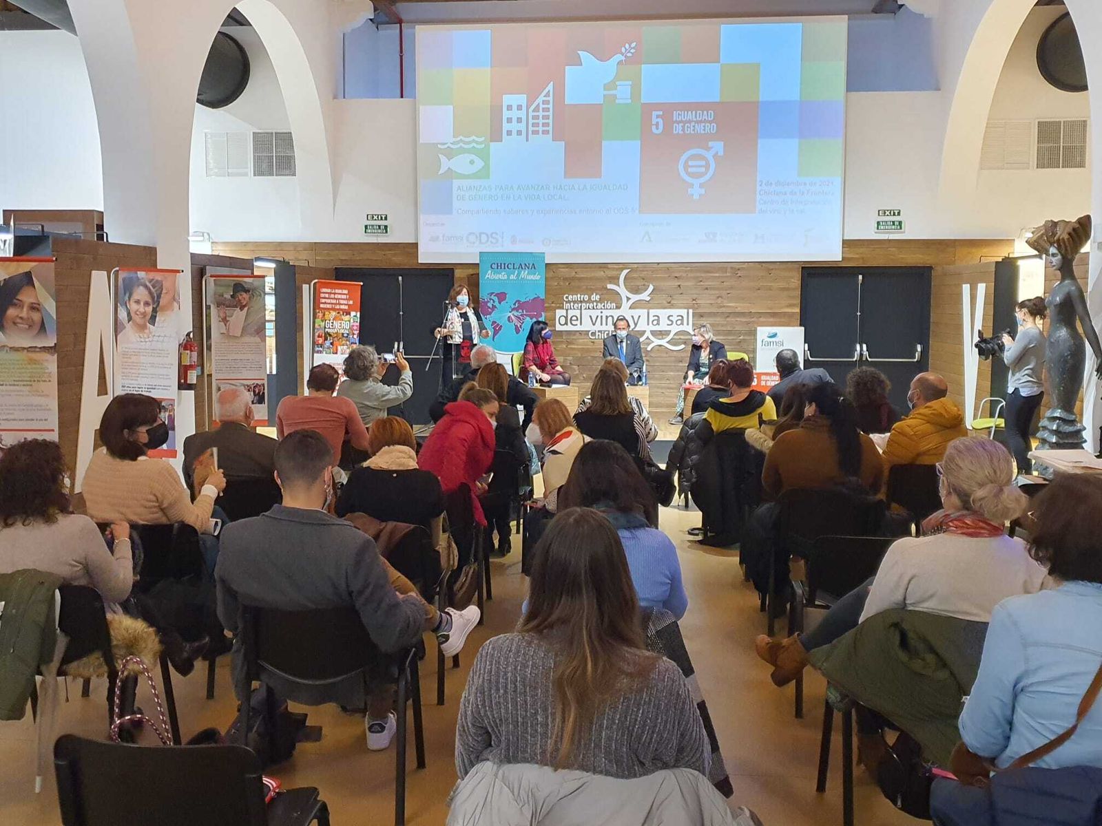 Un momento del acto de inauguración del seminario presidido por el alcalde.