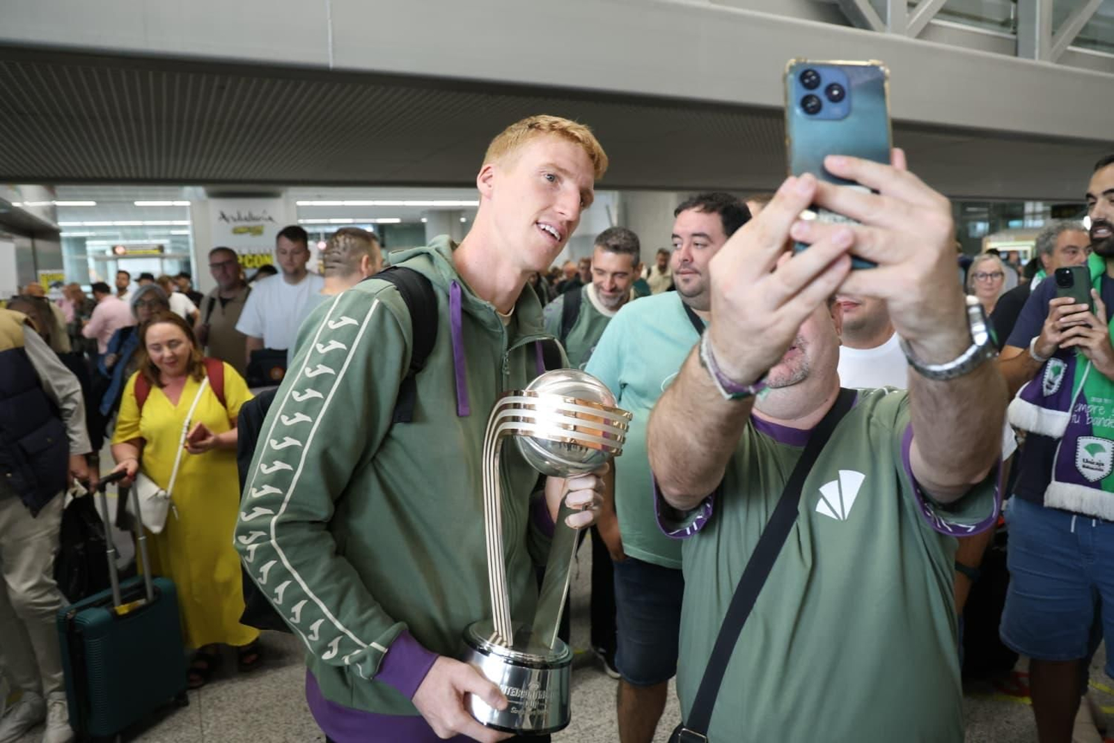 El Unicaja brinda la Copa Intercontinental con la afición