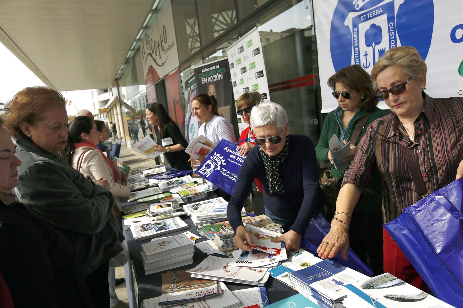 Mesa informativa en el Mercado del Carmen.