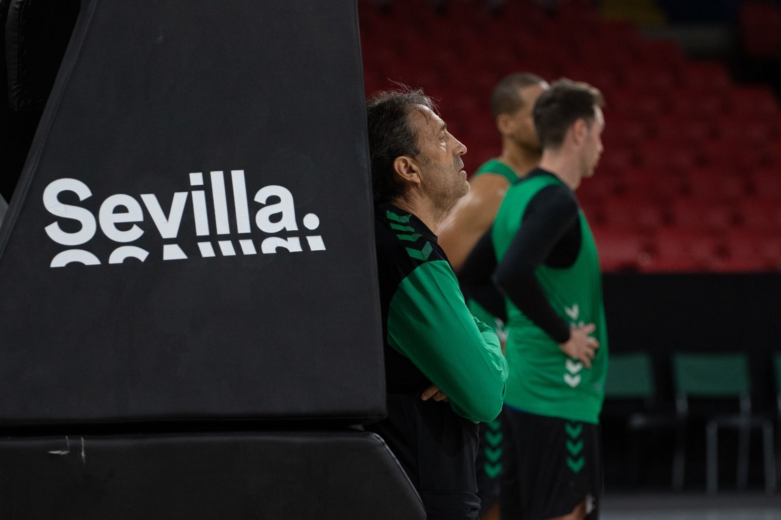 Casimiro observa el entrenamiento del Betis Baloncesto apoyado en una de las canastas