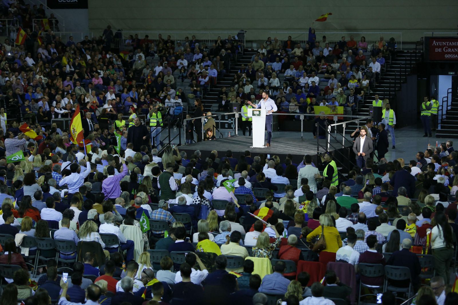 Fotos del 'llenazo' de Vox en Granada