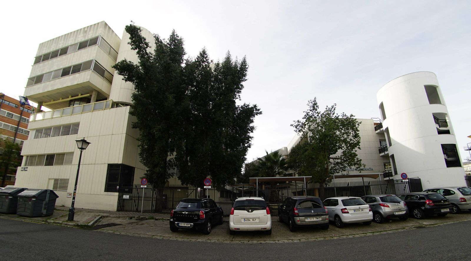Fachada de la Facultad de Farmacia que mira a la calle Sor Gregoria de Santa Teresa.