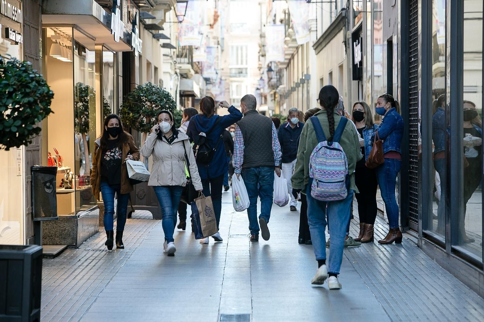 Gente paseando con mascarilla por el centro de Cádiz.