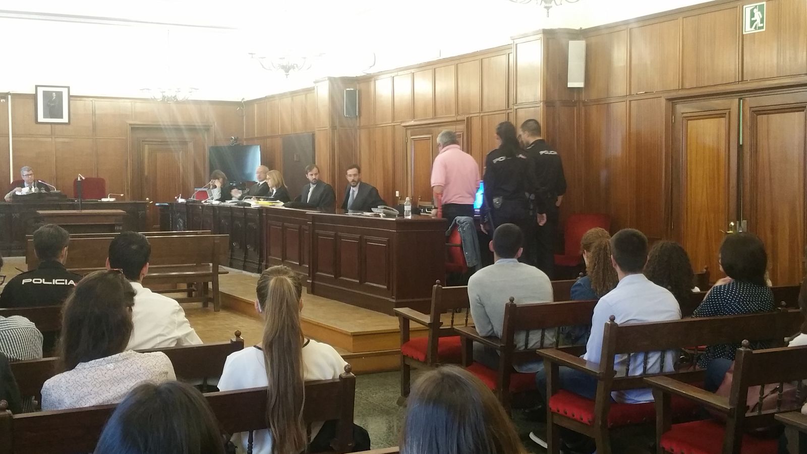 El acusado, de espaldas en la sala de la Audiencia.