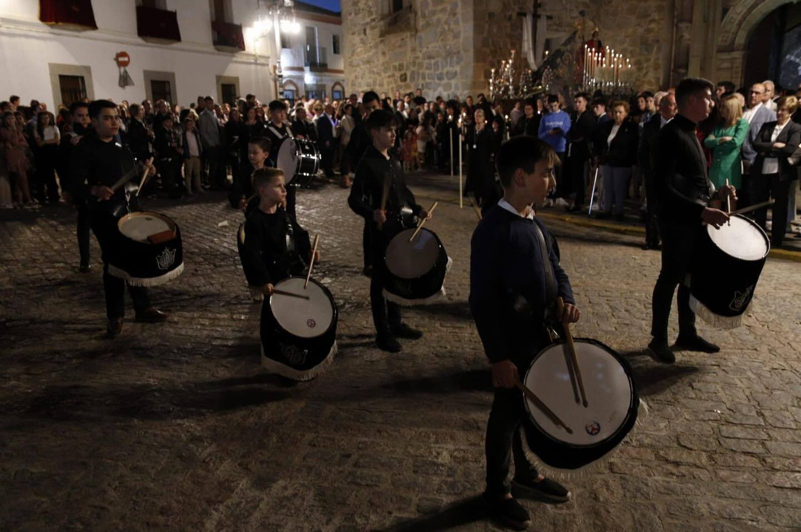 Viernes Santo en Hinojosa: Silencio ante el santo Sepulcro