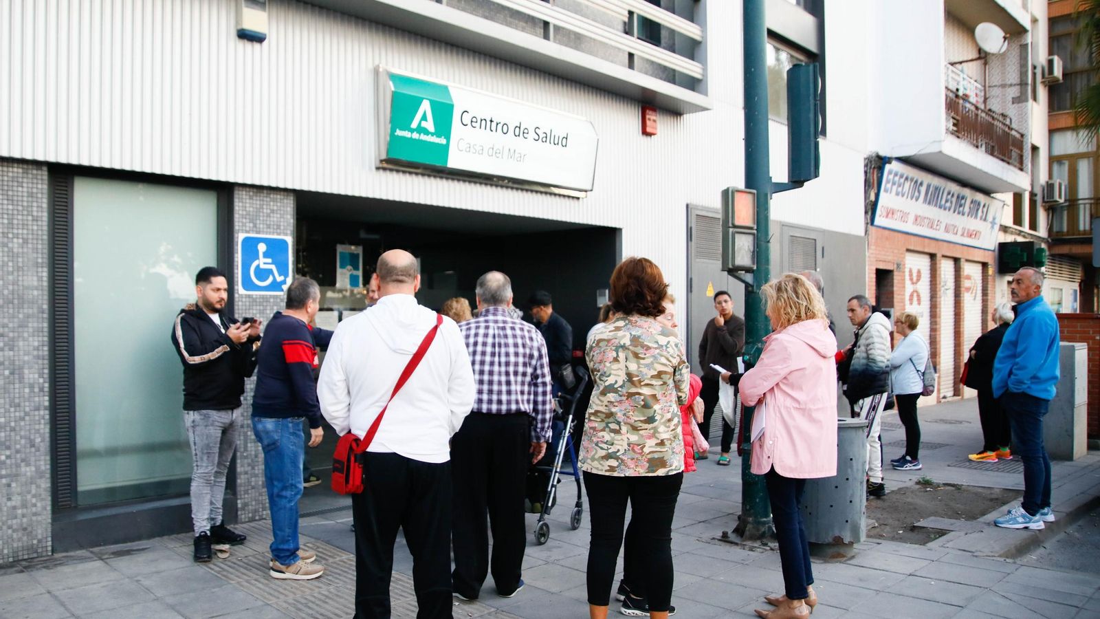 Centro de Salud Puerta del Mar, en el barrio de Pescadería, donde las colas en lugar de desaparecer no dejan de crecer