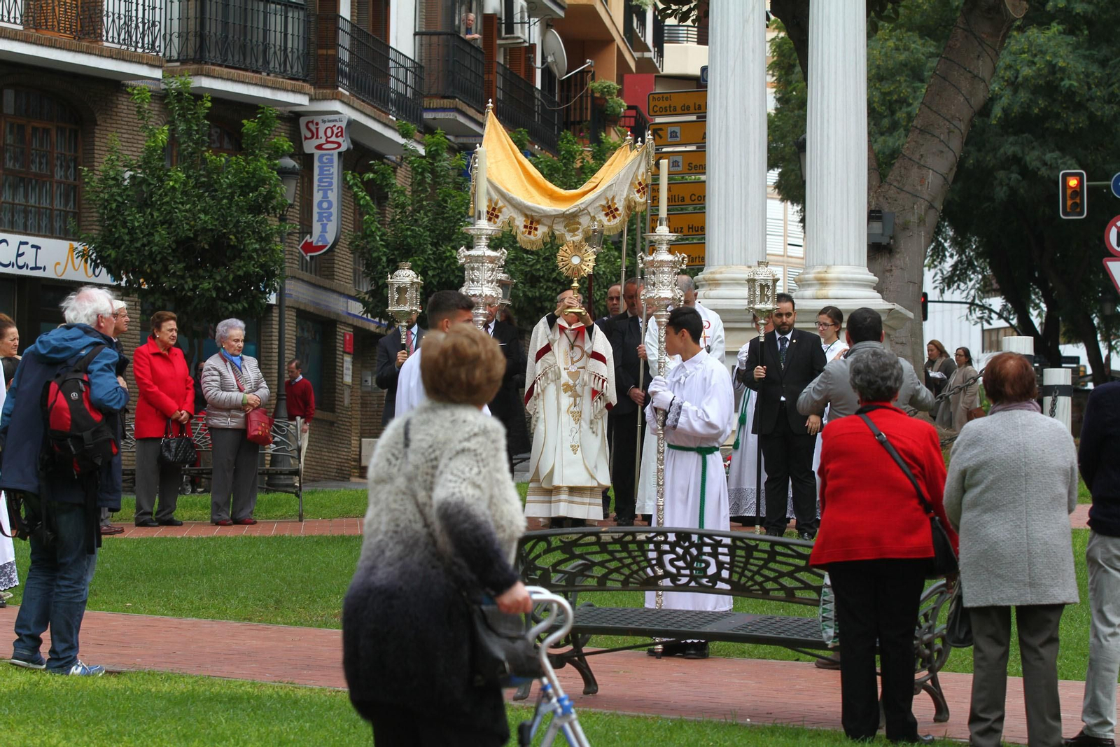Procesión Solemne  de la Hermandad de La Vera Cruz, con el Santísimo Sacramento.