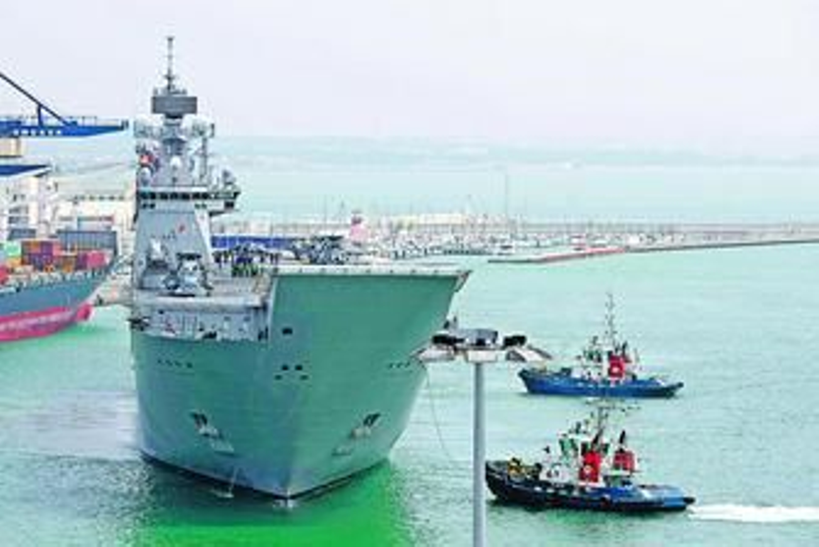 El buque 'Juan Carlos I', en el momento en el que se dispone a atracar en el Muelle Ciudad de la capital gaditana.