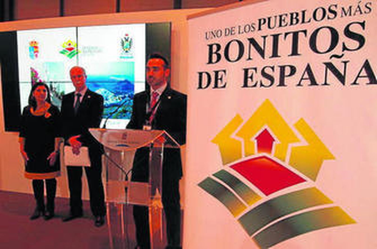 Los alcaldes de Mojácar y Lucainena junto a Oscar Soria.