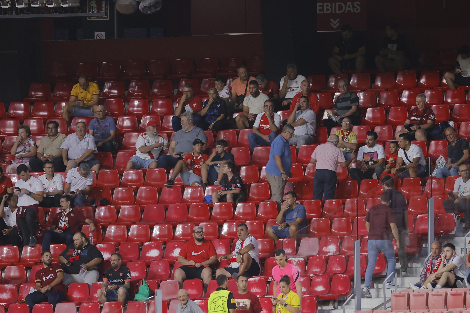 Búscate en las fotos del Sevilla-Lens