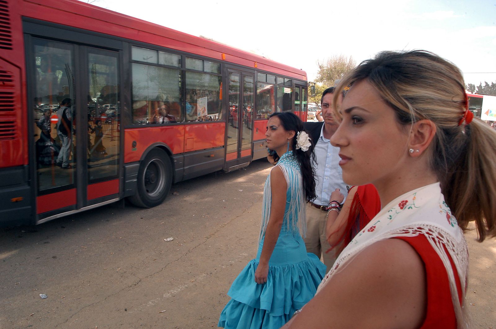 Flamencas a la espera del autobús.