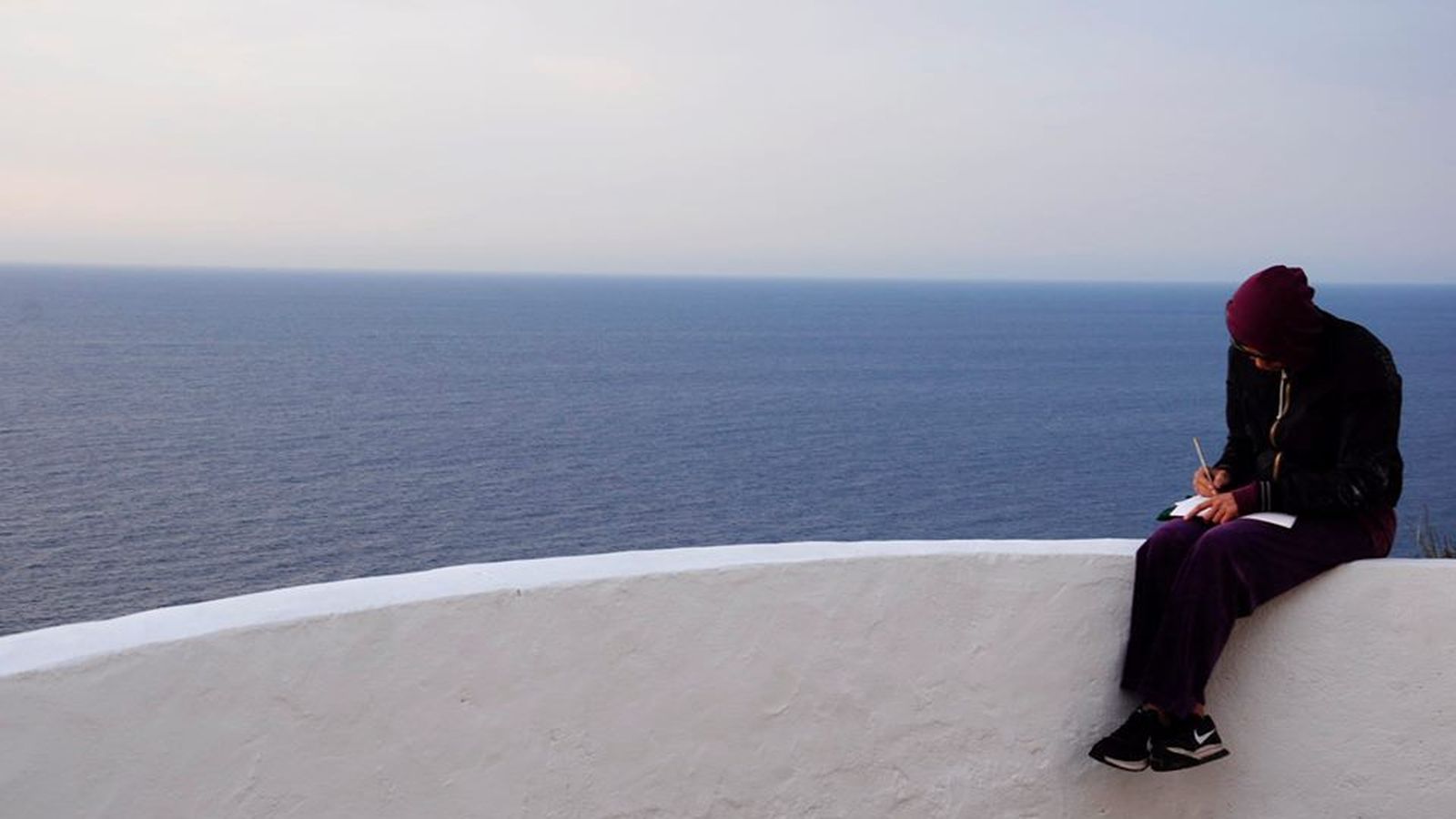 Sentada en la terraza del faro de Mesa Roldán.