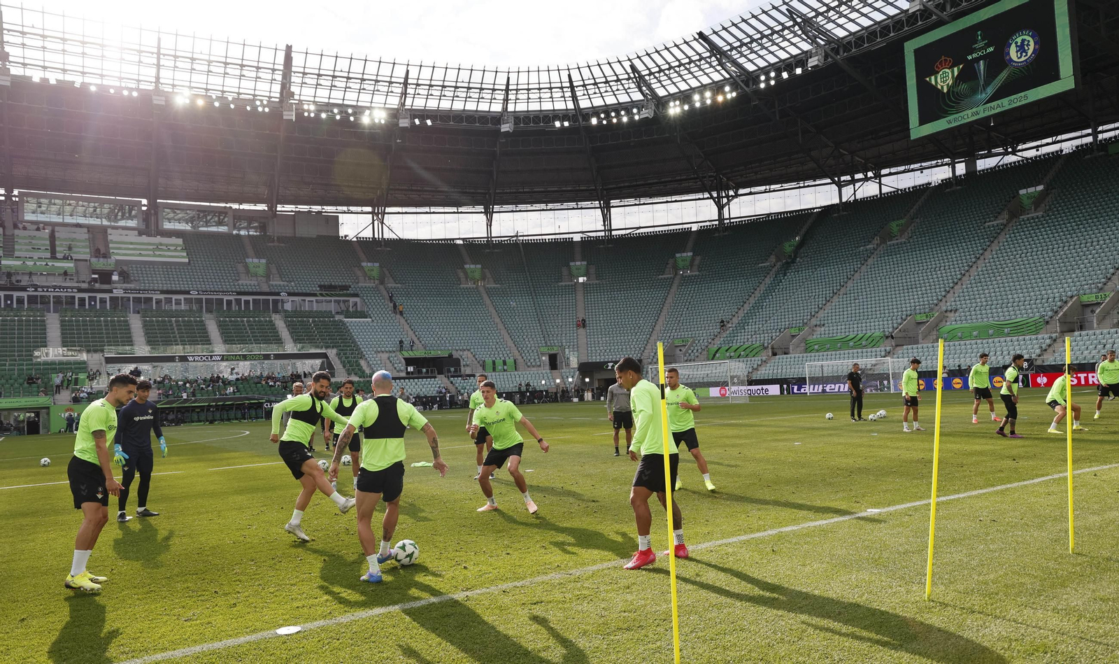 Las imágenes del entrenamiento del Betis en el Wroclaw Stadium Arena de Brestlavia