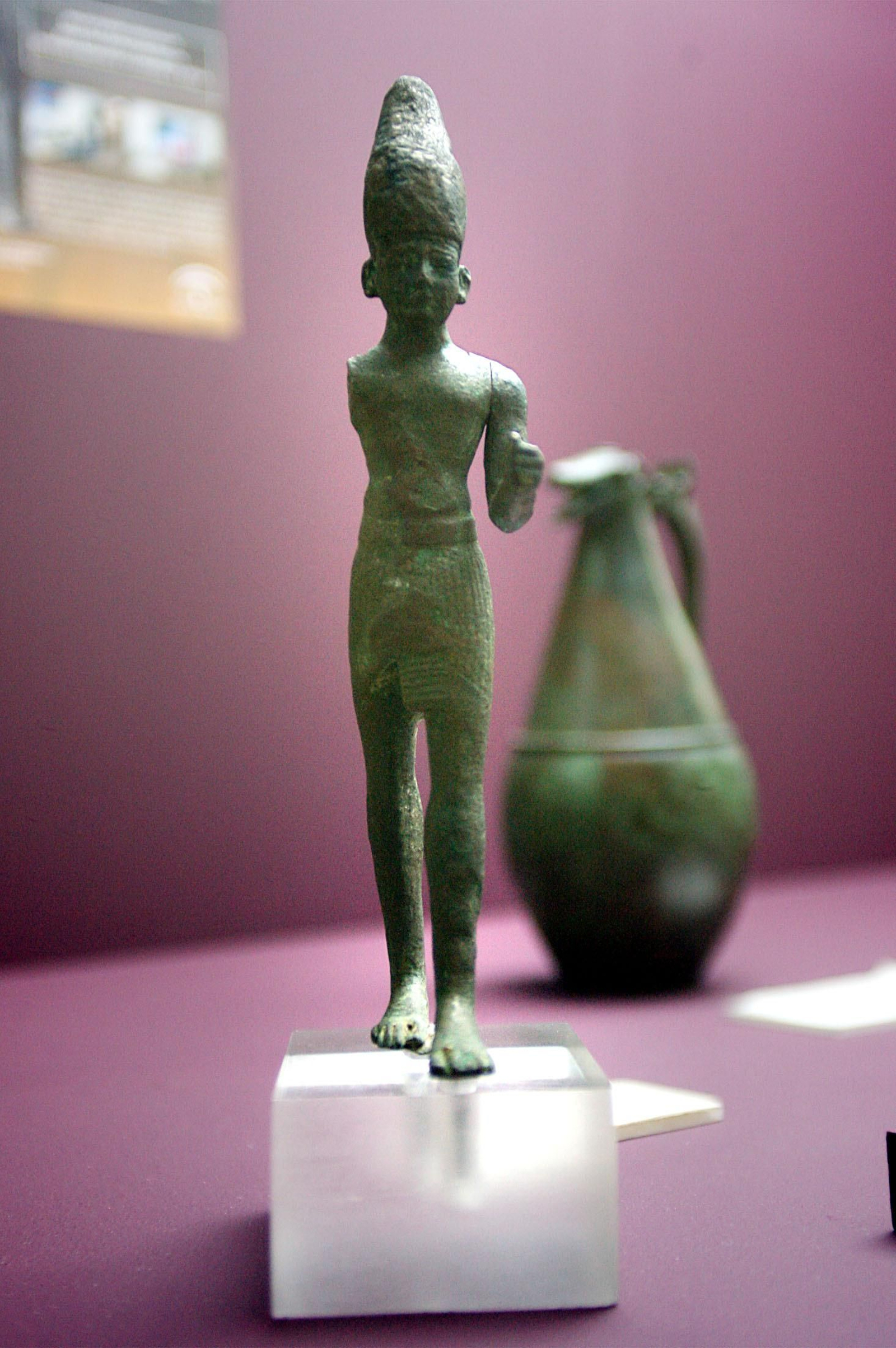 La figura de Melqart (Reshef), en el Museo de Huelva. La figura de Melqart (Reshef), en el Museo de Huelva.