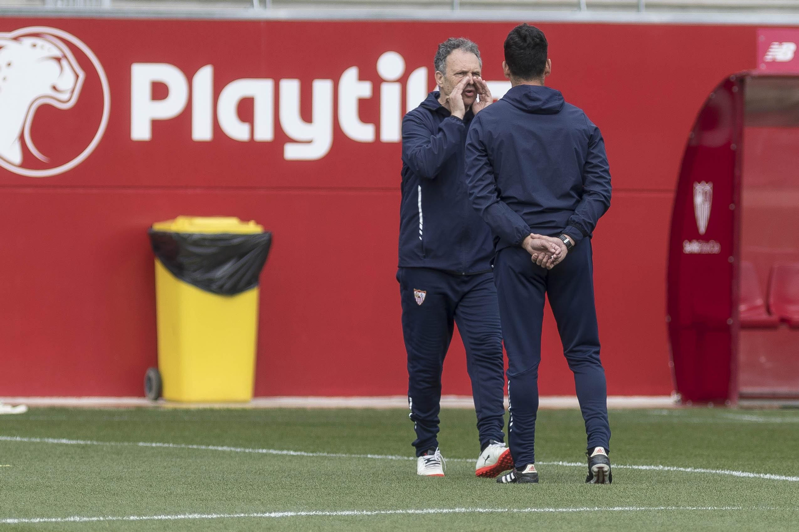 Caparrós le habla a un ayudante.