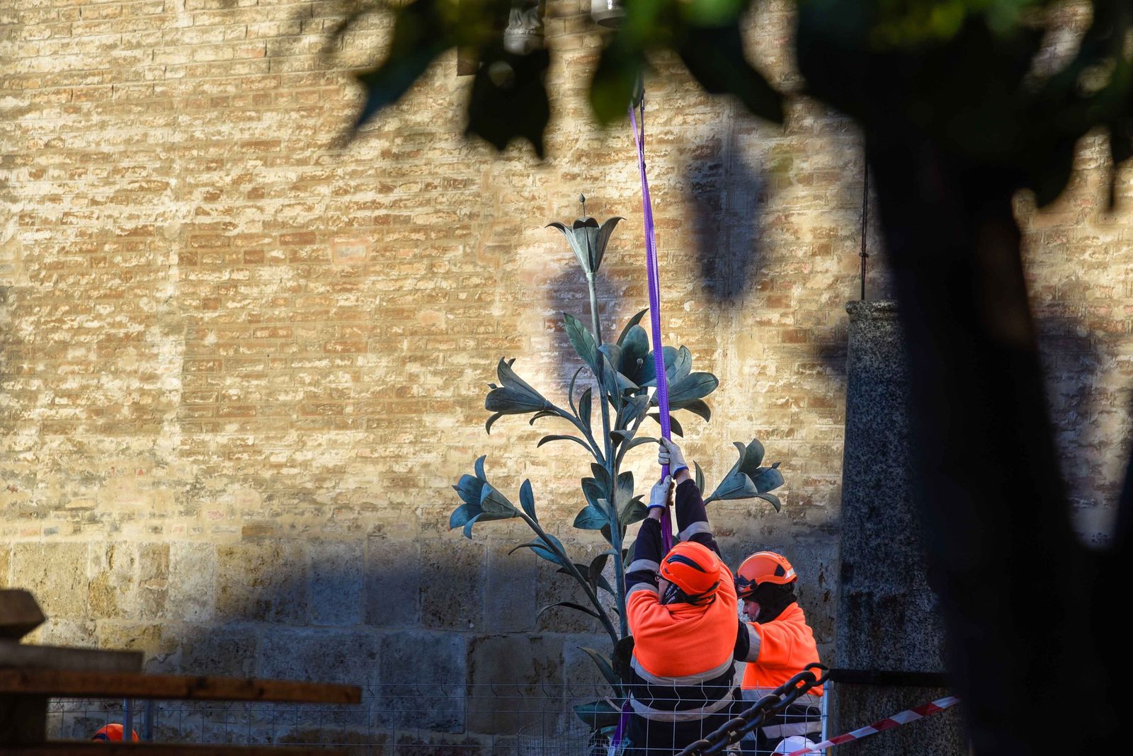 La retirada de las jarras de las azucenas de la Giralda, en imágenes