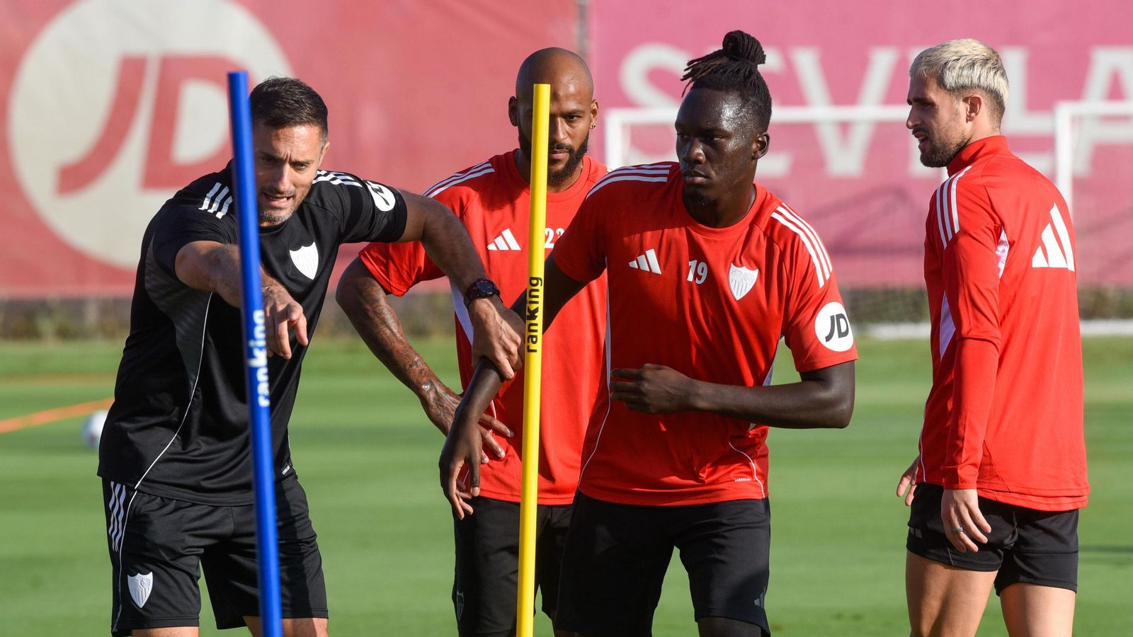 Bonini da instrucciones a Mendy junto a Marcao y Januzaj, tres ejemplos de la gestión de Almeyda.