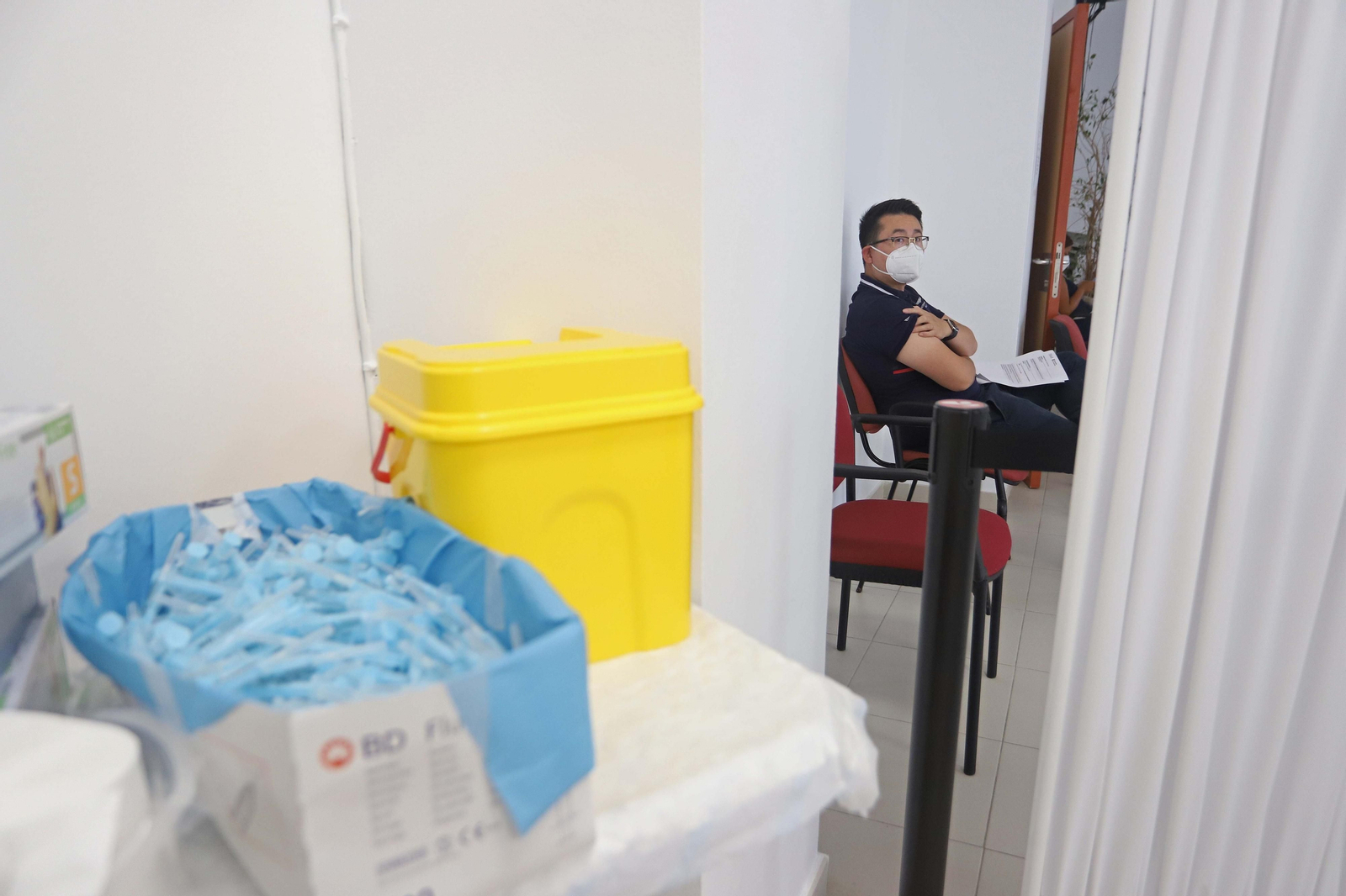 Un hombre guarda el tiempo tras la vacunación, en San Roque.