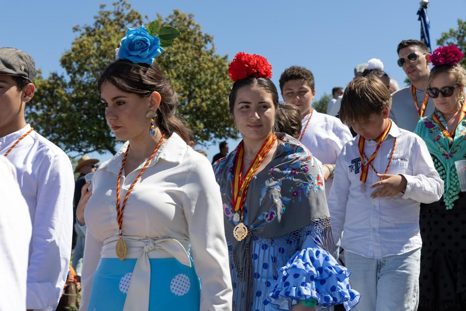 Miles de romeros acuden al encuentro de la Virgen de la Cabeza en su romería