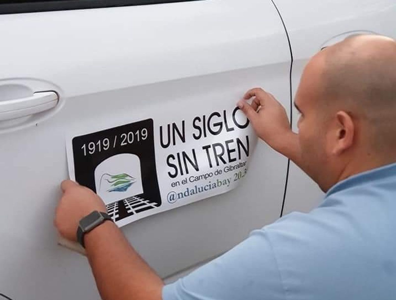 Un taxista coloca en su vehículo una de las pegatinas reivindicativas.