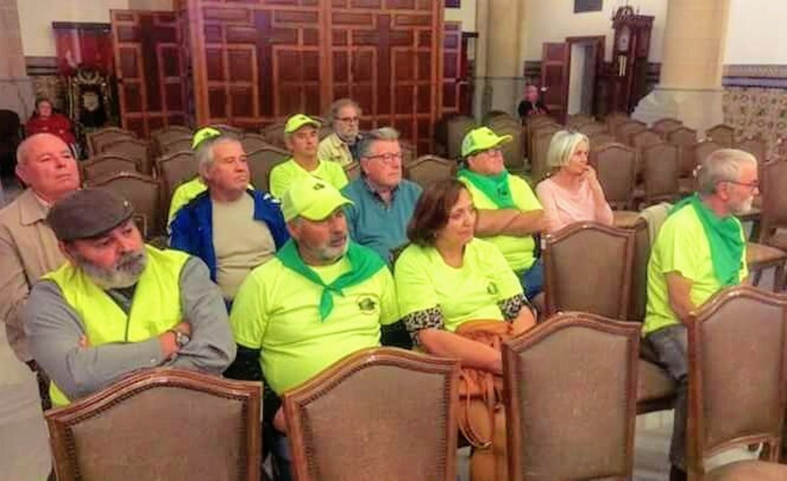 Los pensionistas de Rota que marcharon hasta Madrid han asistido a la sesión en la que el Pleno del Ayuntamiento ha acordado apoyar esta petición a la Junta.