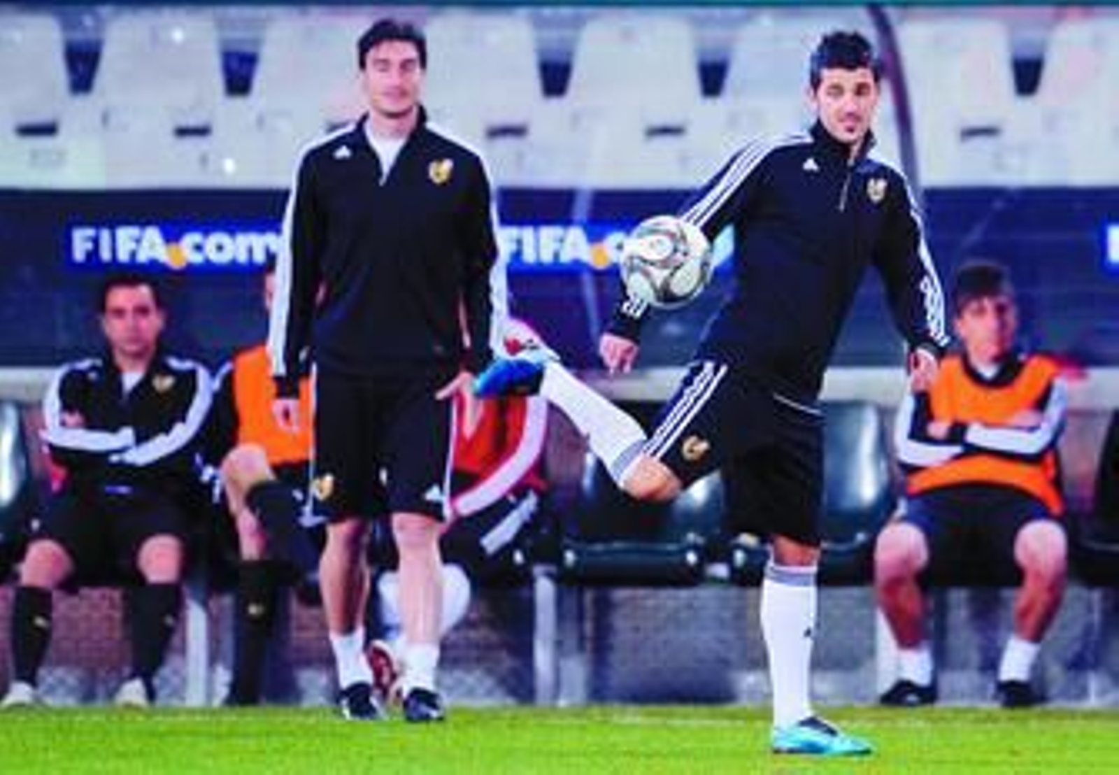 Villa juega con un balón durante una sesión de entrenamiento.