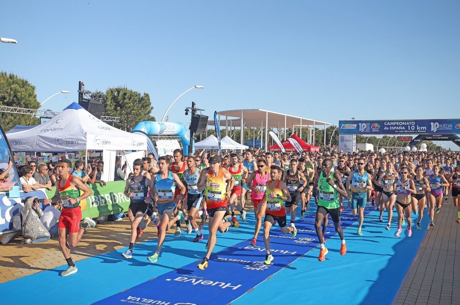 Atletas durante la salida de la 10K 'Puerta del Descubrimiento'.