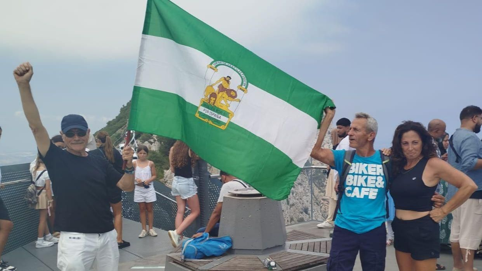 La bandera andaluza, en lo más alto del Peñón de Gibraltar.