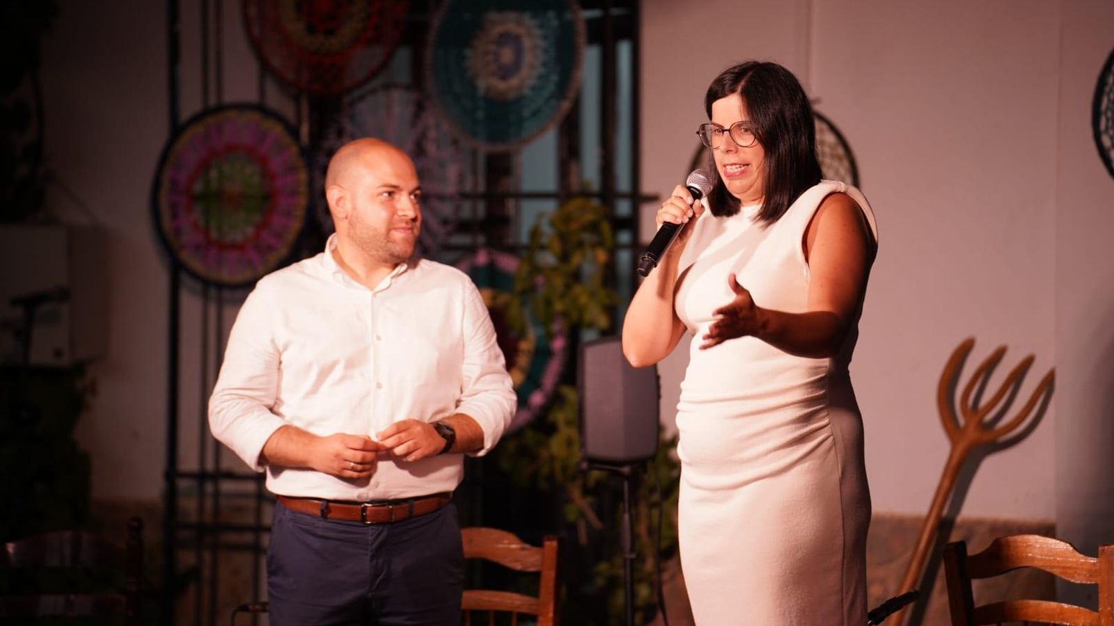 Valentín Martín con la diputada Almudena Morales.