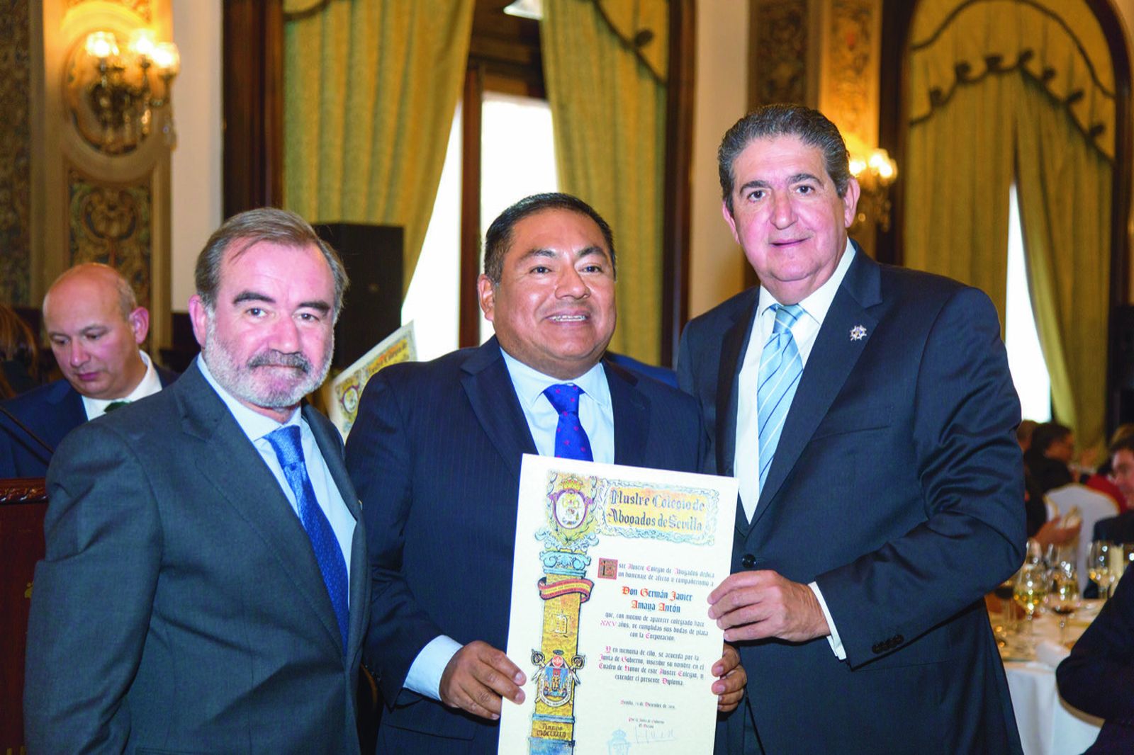 Germán Amaya entre Óscar Cisneros y José Joaquín Gallardo, entrante y saliente decano de los abogados