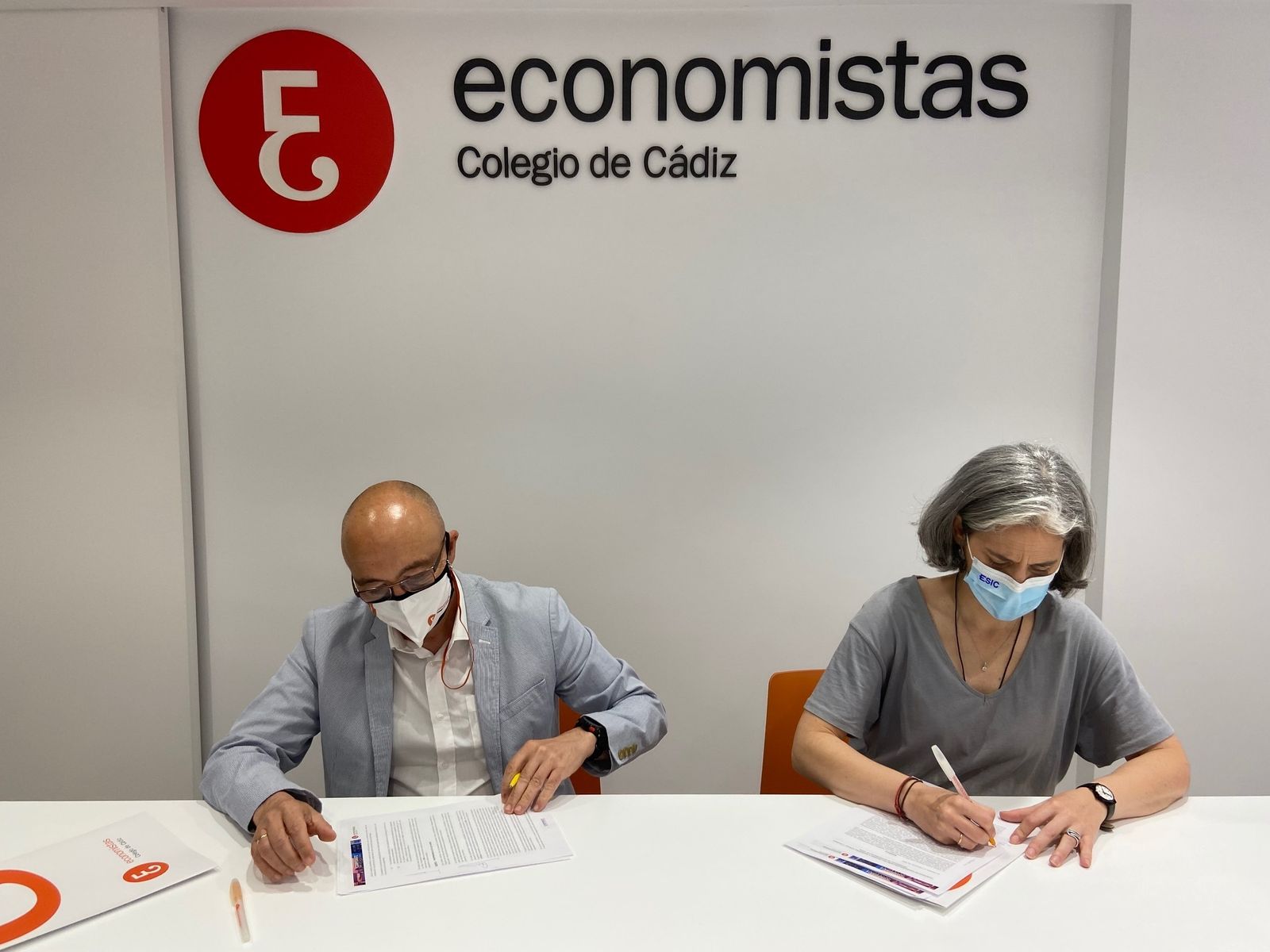 rma del acuerdo entre Javier Cabeza de Vaca, decano del Colegio de Economistas de Cádiz y Patricia Cuevas Sarria, directora de ESIC Sevilla.